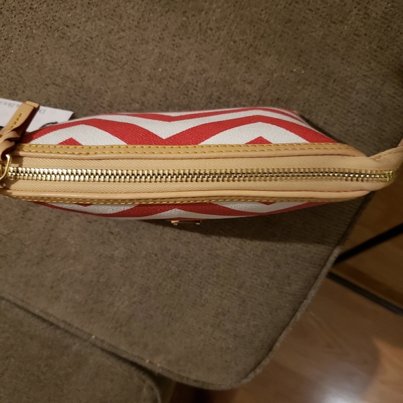 Dooney and Bourke cosmetic - Picture 5 of 9